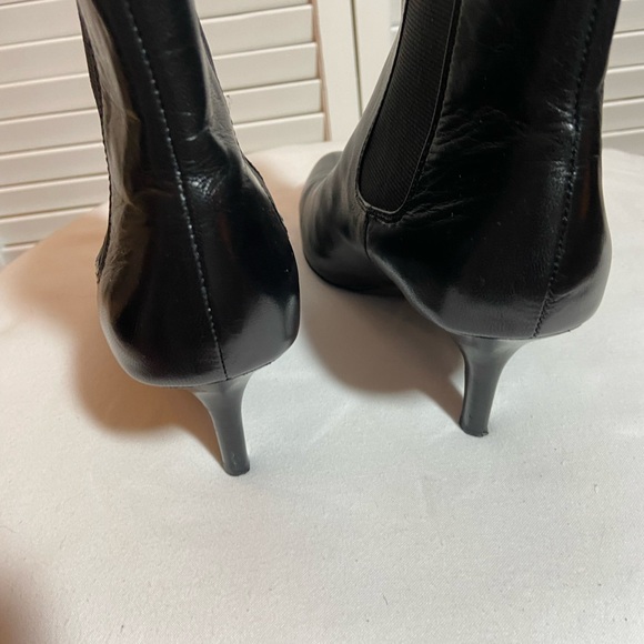 Ralph Lauren booties. Like new conditionSZ 6. 2 1/2 “ heel - Picture 2 of 5